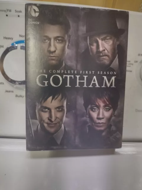 DC Comics The Complete First Season of Gotham