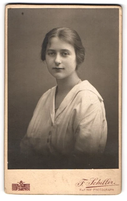 Fotografie F. Schiller, Wien, Mariahilferstrasse 107, Junge Frau in weißer Blus
