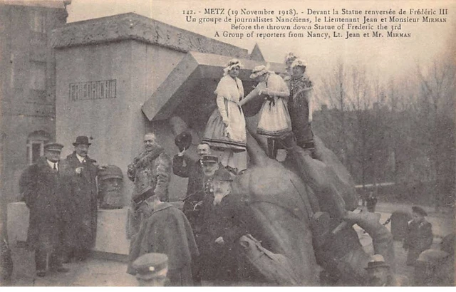 57 - METZ - SAN41478 - Devant la statue renversée de Frédéric III - Un group