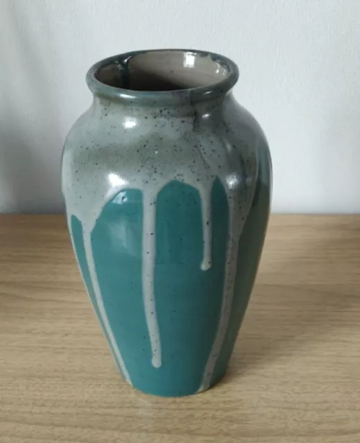 Très joli vase en grès vert et gris
