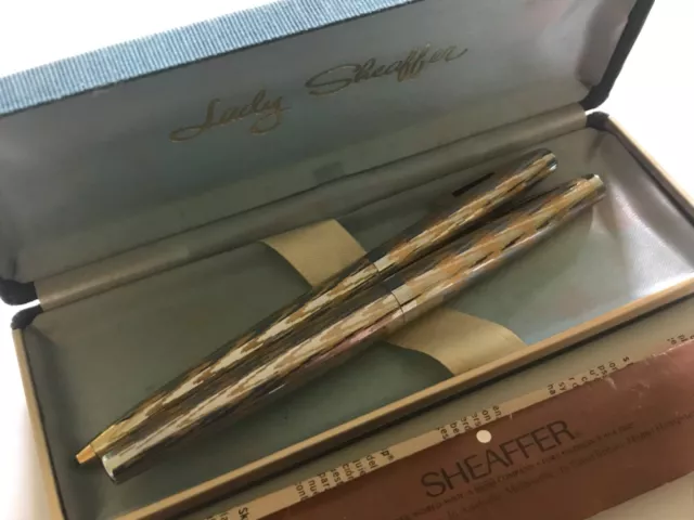 VINTAGE SHEAFFER 923 FOUNTAIN+BALLPOINT SET, BRIGHT CHROME+GOLD CHEVRON, 14k NIB