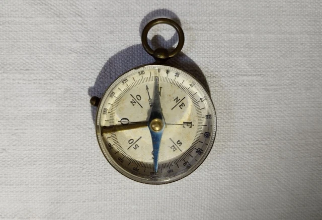 Petite Boussole Ancienne En Laiton Vintage, Occasion, Fabrication Française, Bon état Avec Traces D'usure