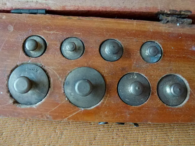alter kleiner Gewichtsatz in Holzkiste - wohl für Handwaage Münzwaage 5,3,2,1gr. 2