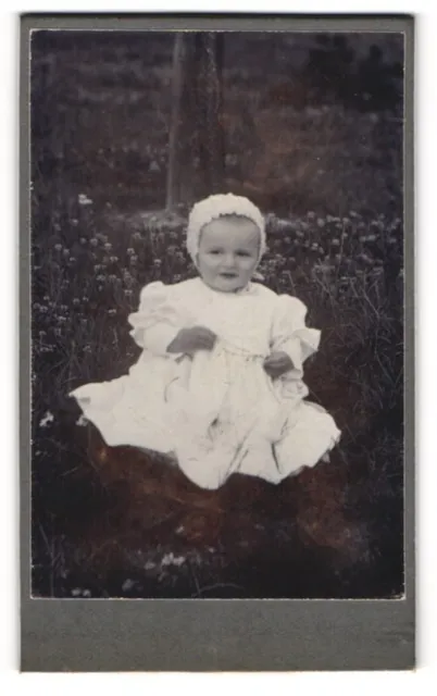 Fotografie unbekannter Fotograf und Ort, Süßes Kleinkind im weißen Kleid
