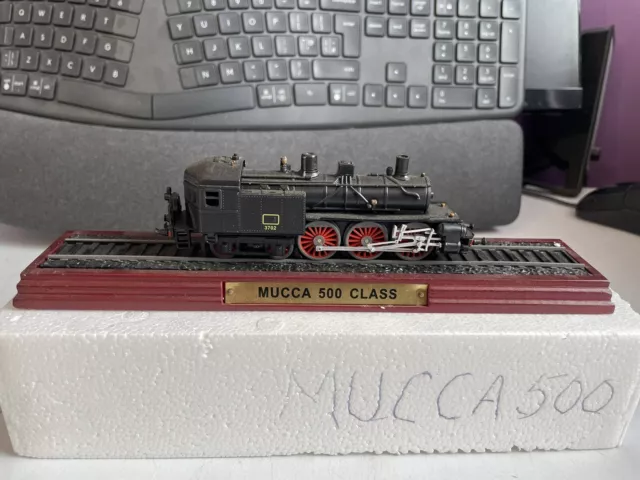 Atlas Editions 1/76 Scale Static Train On Wooden Plinth - Mucca 500 Class