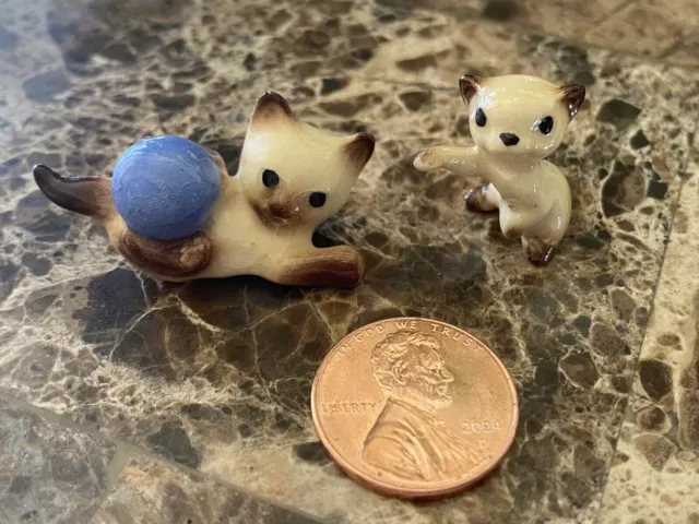 2 vintage miniature Hagen Renaker SIAMESE CAT figurines micro mini kittens yarn