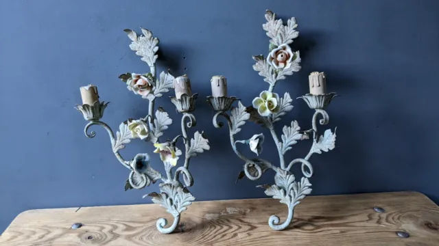 Duo d'anciennes appliques métal peint avec motifs de fleurs en porcelaine