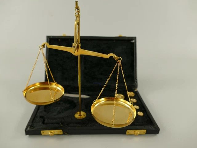 9977633-d Nostalgie Goldwaage mit Gewichten in Lederbox bis 50g L22cm