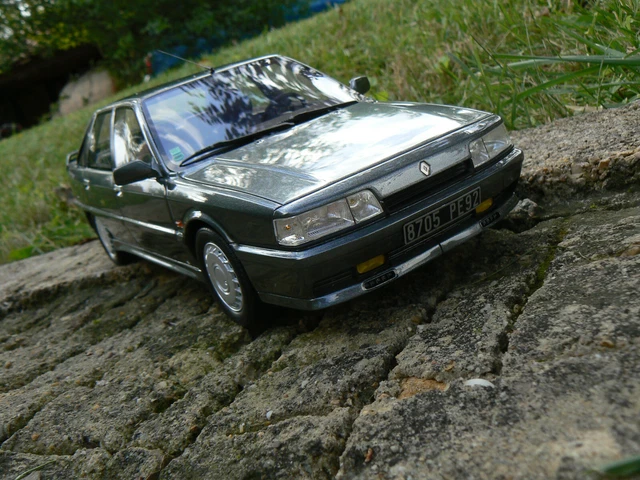 Miniature Ottomobile Renault 21 2 Litres Turbo 1991 - Échelle 1/18 - Bleu