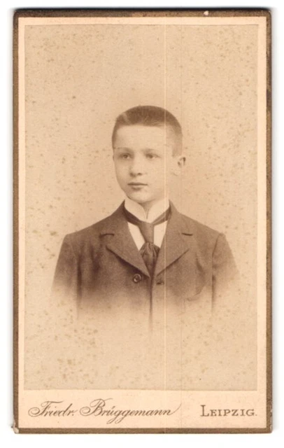 Fotografie Friedr. Brüggemann, Leipzig, Eisenbahnstr. 1, Portrait Bursche trägt
