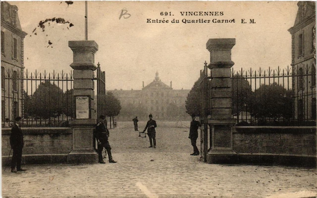 CPA VINCENNES - Entrée du Quartier Carnot (519484)