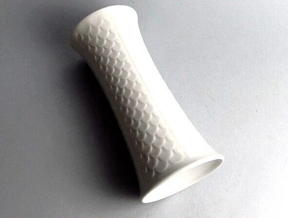 JARRÓN DE PORCELANA BLANCA FIRMADO, años 60