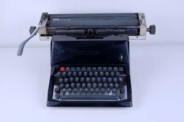 Vecchia macchina da scrivere vintage Apparecchi scrittura esposizione vestrine
