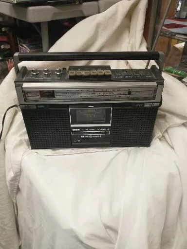 Vintage General Electric GE 3-5251A AM FM Stereo Radio Cassette Recorder WORKS