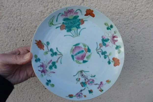 Ancienne assiette en porcelaine de Chine , XIX -ème   marque rouge au revers