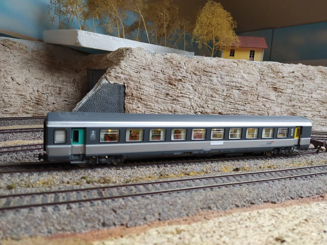 Améliorez votre réseau HO avec la voiture IC 2ème classe Piko 57605 DB