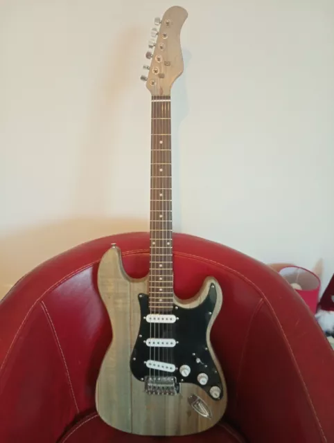 Guitare électrique customisée type stratocaster en mélèze 