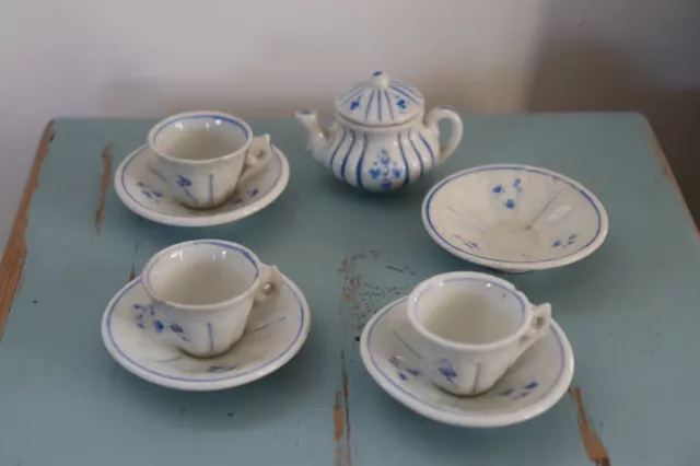 Partie de service à café dinette ancienne en porcelaine cafetière  tasses