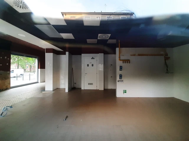 Vendesi locale commerciale angolare attività ristorazione, gelaterie uffici