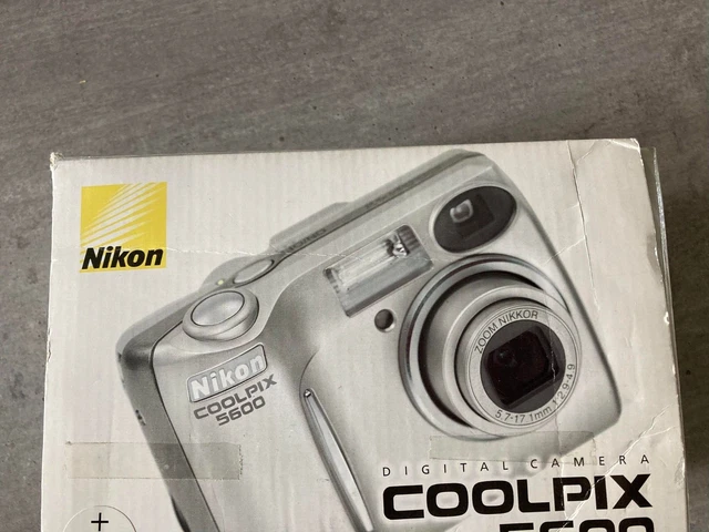 appareil photo Nikon coolpix digital camera avec chargeur de piles