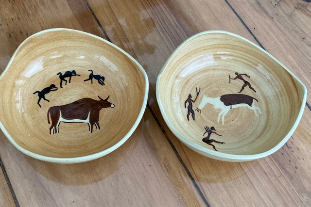 2x Drostdy Ware handbemalte Felsmalschalen Südafrika Repro. Signiert.