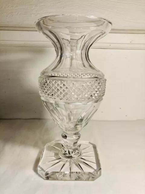 Dans le goût de Baccarat. Beau vase en cristal taillé de forme balustre.