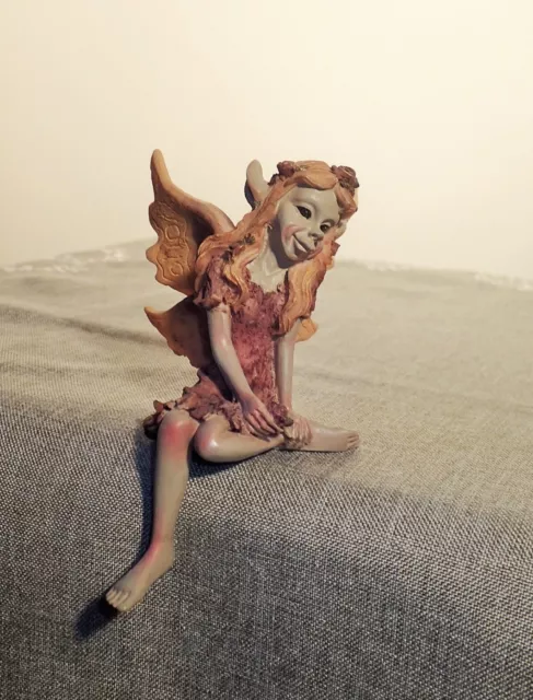 Figurine Elfe / Korrigan / Pixie, assise. 16 cm