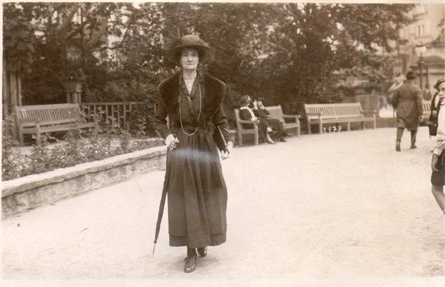 BE493 Carte Photo vintage card RPPC Femme woman marcheur parc jardin public