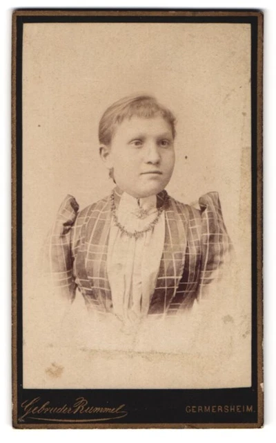 Fotografie Gebrüder Rummel, Germersheim, Dame im eleganten Kleid mit Halskette