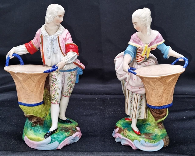 Couple de sujets en biscuit polychrome. Début XIXème. Cachet HC à identifier.