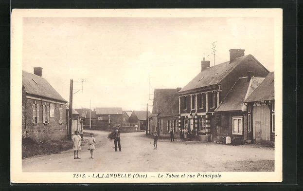 CPA La Landelle, Le Tabac et rue Principale