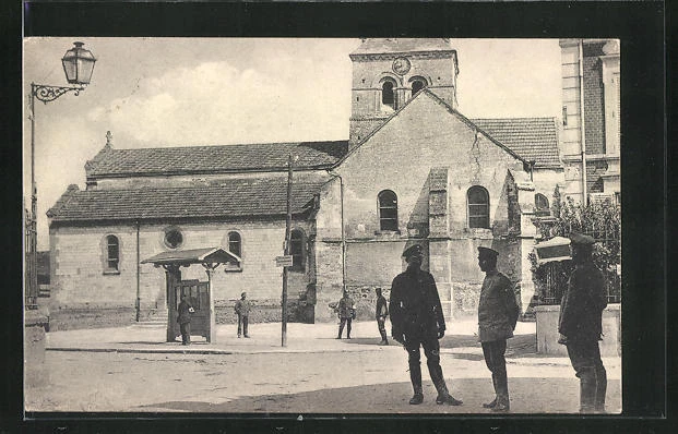 CPA lieu inconnu, vue de la rue avec des passants et l'Église