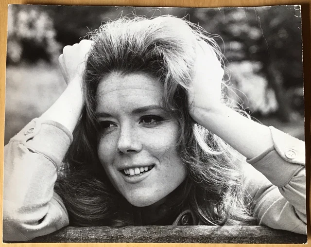 DIANA RIGG PORTRAIT Pressefoto Avengers MIT SCHIRM CHARME UND MELONE £