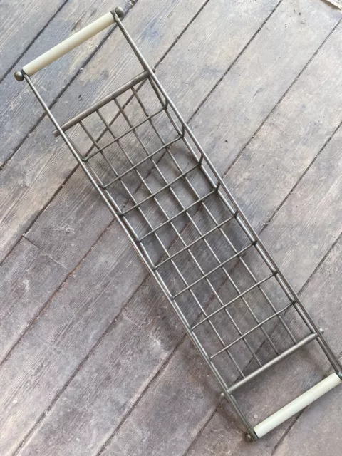 Vassoio antico vintage recuperato Art Déco in metallo sopra il bagno scaffale caddy rack ordinato