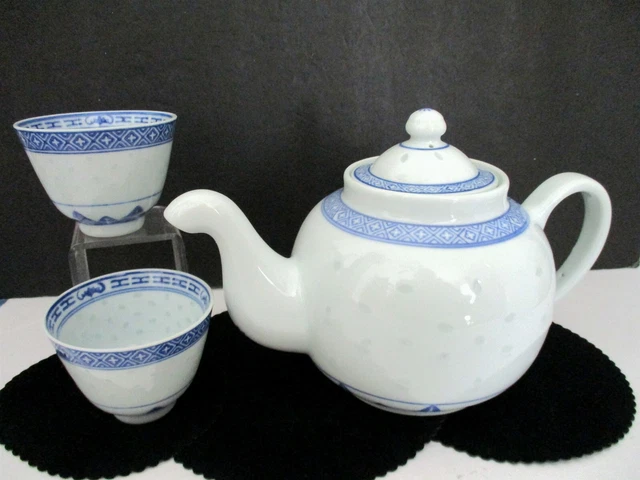 Chinese Rice Grain Pattern Set Tea Pot And Cups Blue White Vintage