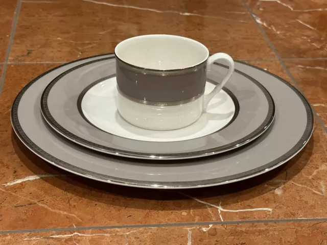 Mikasa Sophia Taupe 3 Pc Place Setting Dinner & Bread Plates Flat Cup Grey New