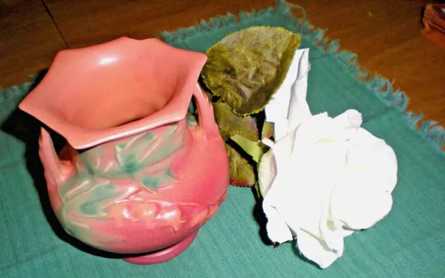 Rare Vintage (1940s) ROSEVILLE BLEEDING HEART Small Vase w/a Pointed Rim #138-4
