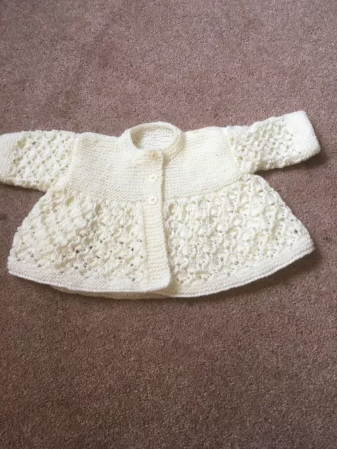 Manteau crème tricoté à la main bébé matinée. dentelle effet taille 0/6 mois