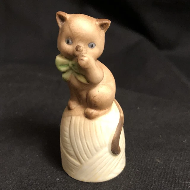 VTG China Figurine Brown Cat Green Bow Ball  Twine Yarn String A La Thimble 2+”