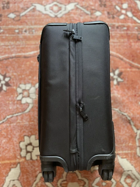 Tumi Alpha 2 International Expandable 4 Wheeled Carry-On Black Spinner $795 2