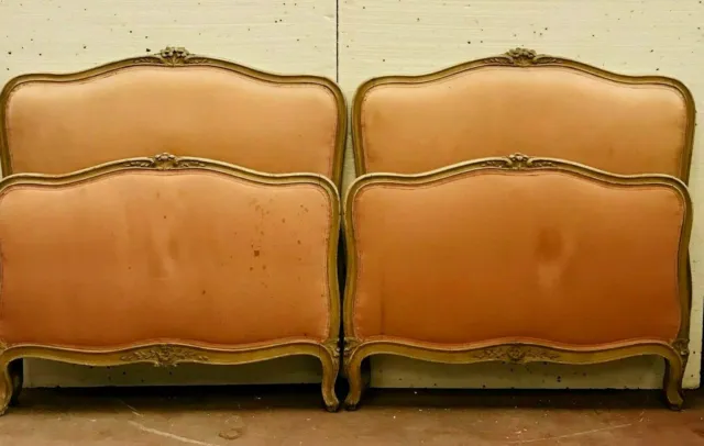Paire de lits de style Louis XV en bois patiné XX siècle