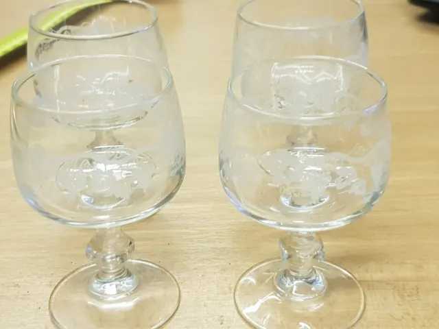 Série de 4 verres à porto ou vin blanc r gravure feuilles de vignes et raisins