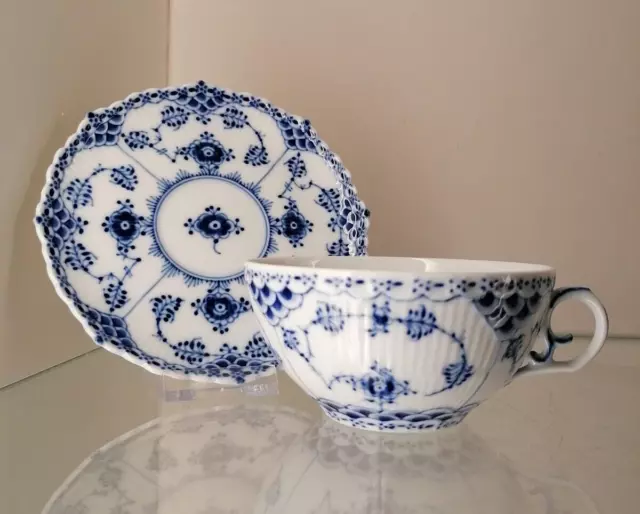 Royal Copenhagen 081 / 1035 seltene Teetasse UT Musselmalet geriffelt 1. Wahl