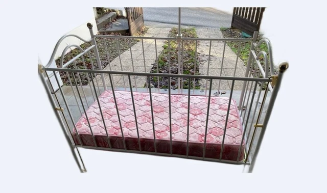 lit bébé avec matelas blanc laqué avec potence pour accrocher jouet