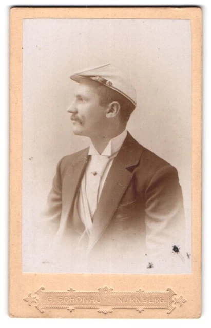 Fotografie Georg Schönau, Nürnberg, Student mit Stürmer und Couleur im Anzug, S