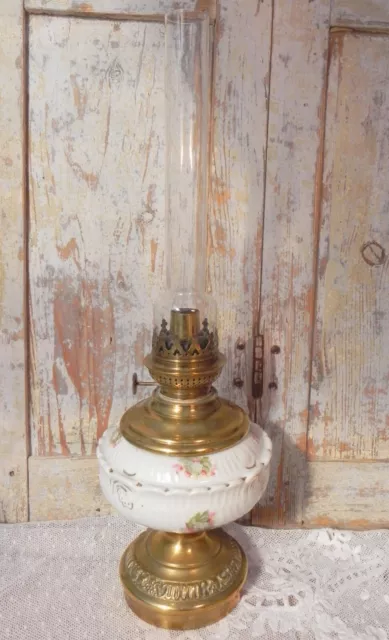 Ancienne lampe à pétrole porcelaine laiton déco fleurs XIX ème