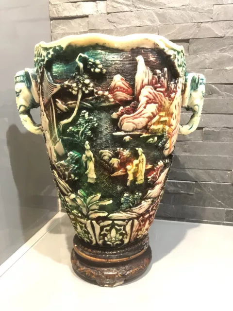 Magnifique grand vase chinois en résine sculptée et anses à têtes d'éléphants