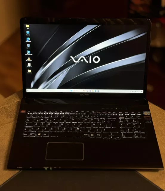 Sony Vaio 17,3 Zoll Full HD i7 4x 2,20GHZ 512GB SSD 16GB RAM Blu-Ray Brenner