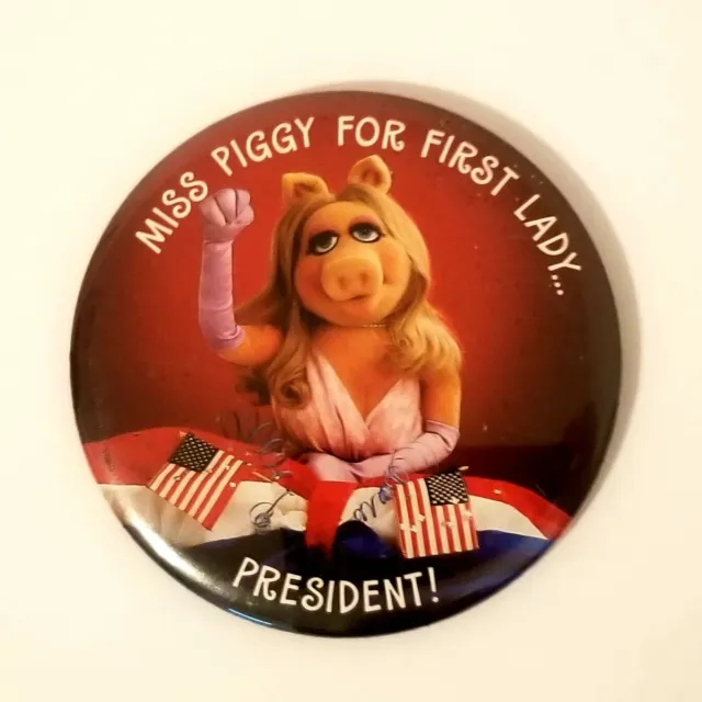The Muppets Large Badge Stand Up Button Miss Piggy 1980 Hallmark Pin Back 3.5"