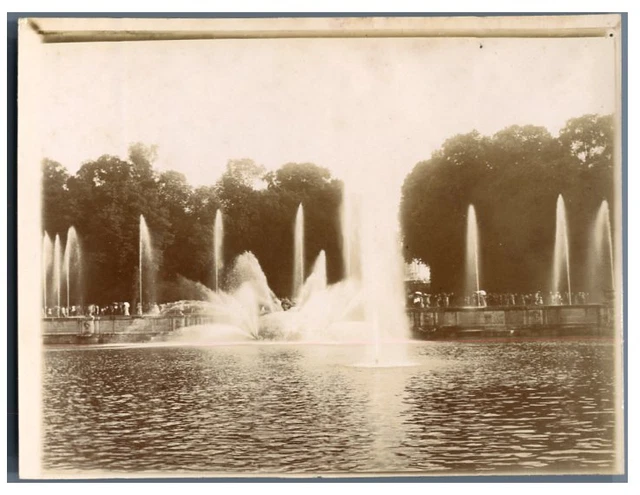France, Château de Versailles, Scène animée près de la fontaine  Vintage citrate